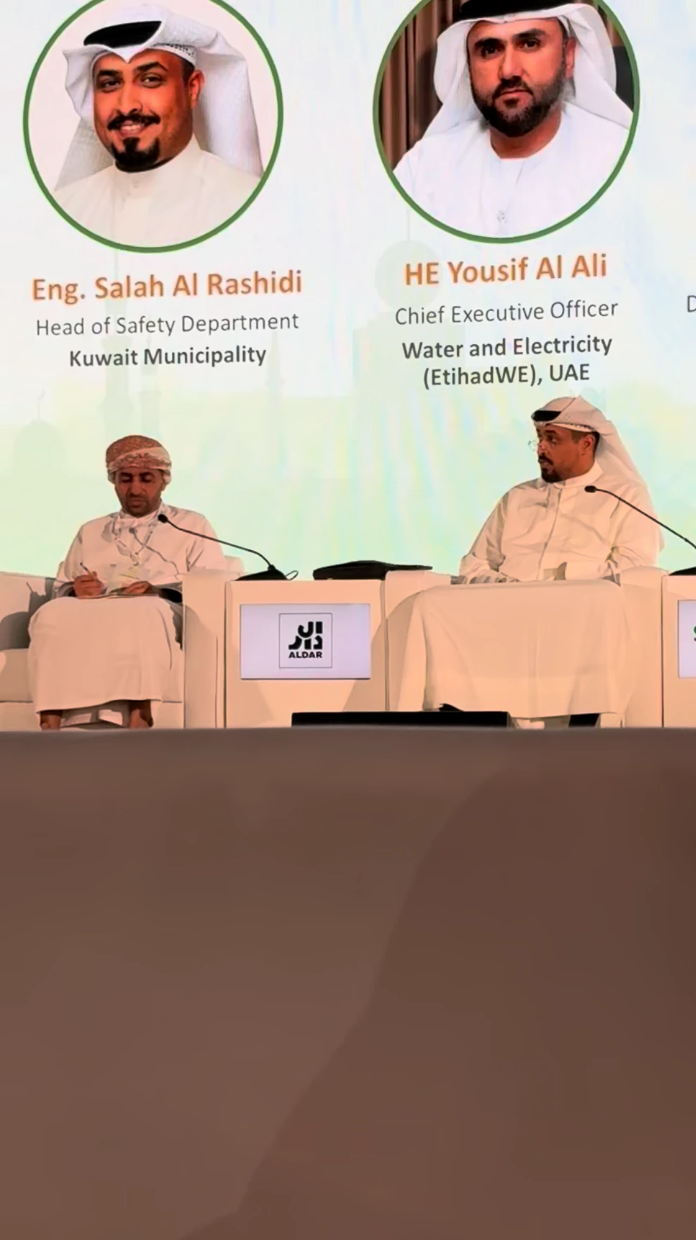 منصة قمة رأس الخيمة للطاقة وشاشة تحمل اسم المهندس صلاح الرشيدي ومسمّاه مدير إدارة السلامة في بلدية الكويت